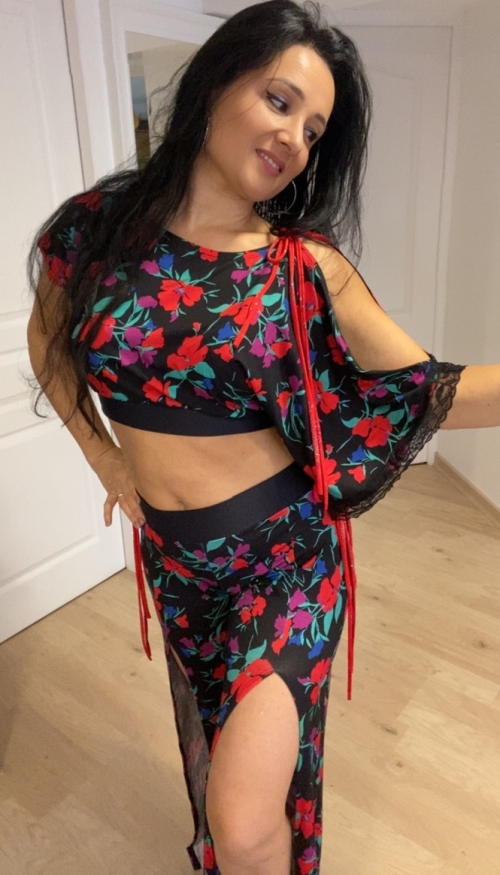 Ensemble pantalon noir imprimé petites fleurs rouges 