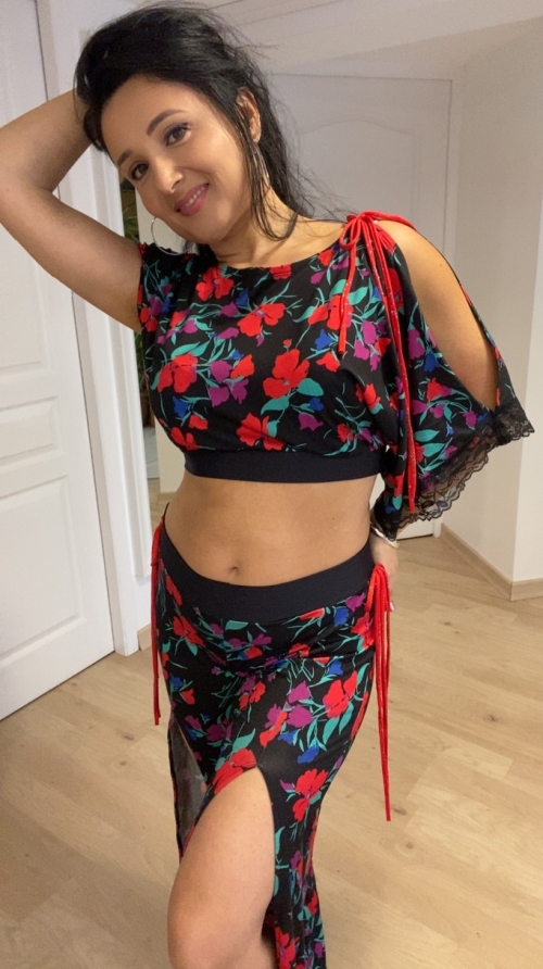 Ensemble pantalon noir imprimé petites fleurs rouges 