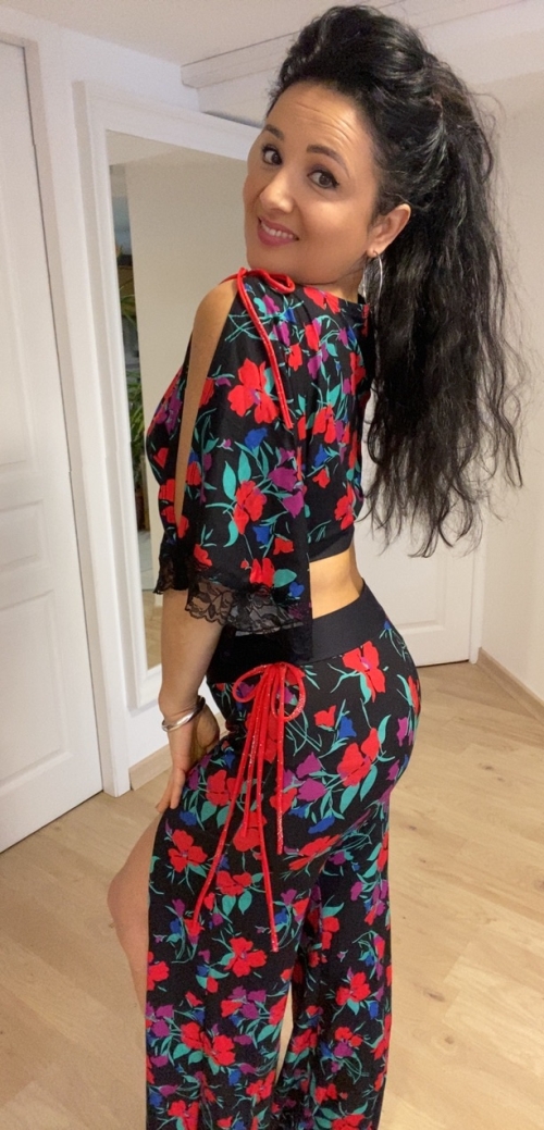 Ensemble pantalon noir imprimé petites fleurs rouges 