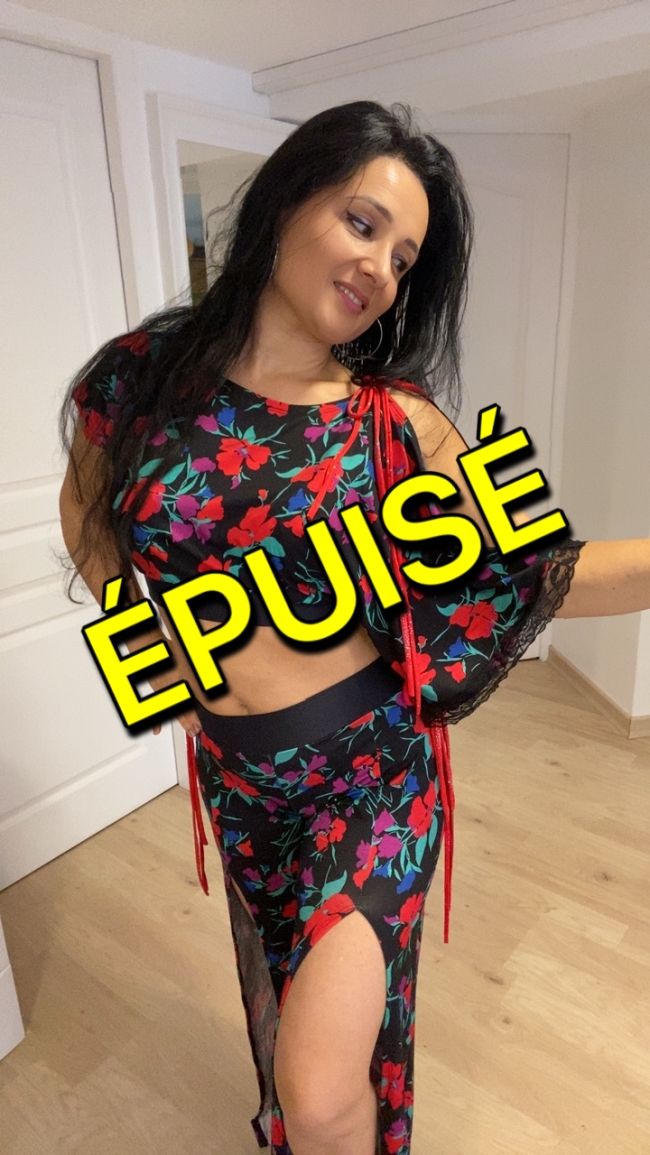 Ensemble pantalon noir imprimé petites fleurs rouges 