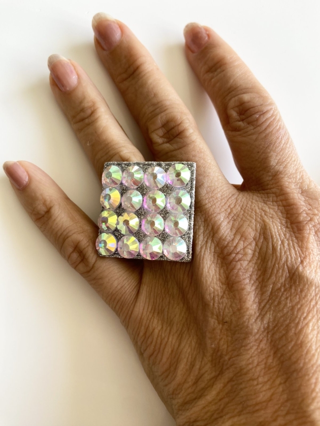 Bague strass forme losange (Longueur : 3 cms) 
