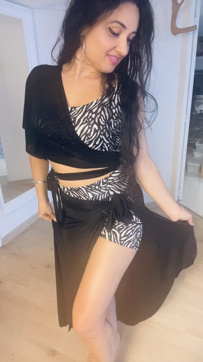 Ensemble 4 pièces jupe paréo et demi cache coeur noir 