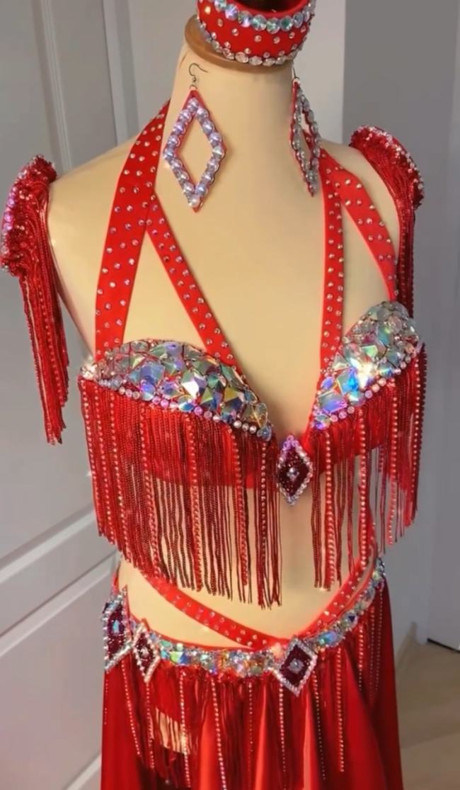 Costume frangé rouge et strass motifs losanges 