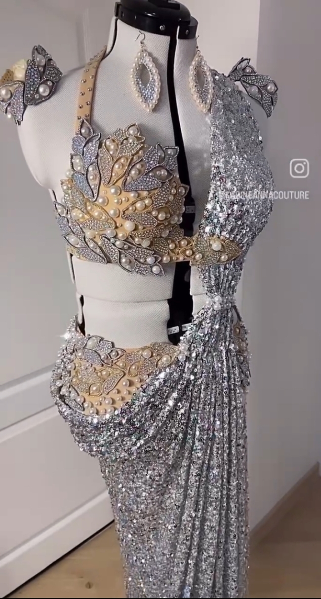 Costume sequins argent et perles nacrées, inspiration grecque