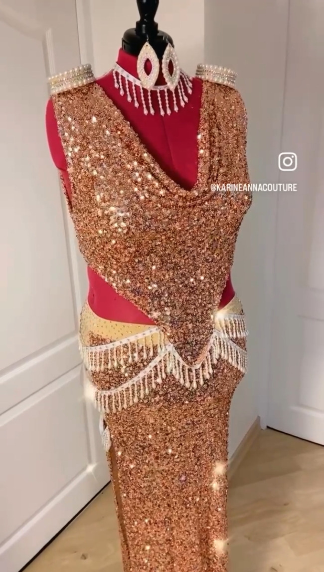 Robe sequins or et franges nacrées 