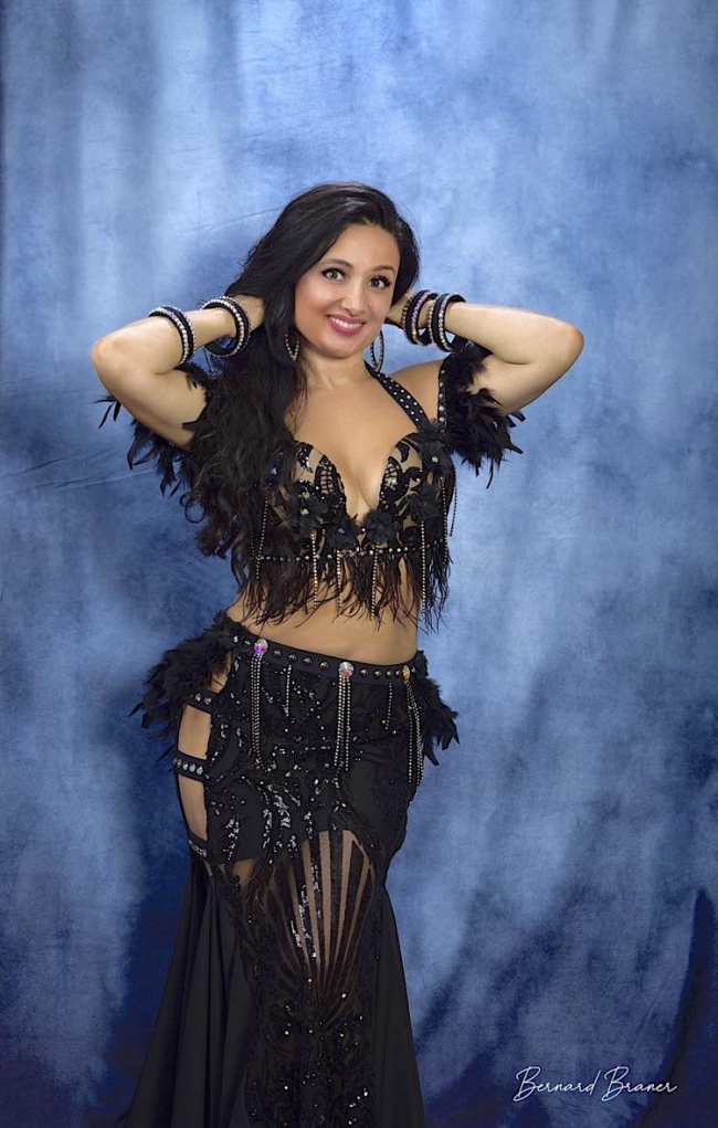 Costume noir et plumes 