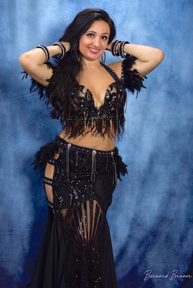 Costume noir et plumes 