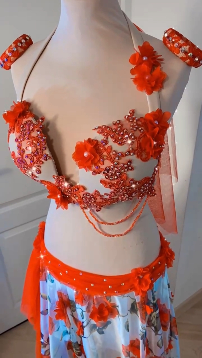 Costume romantique fleurs rouges 