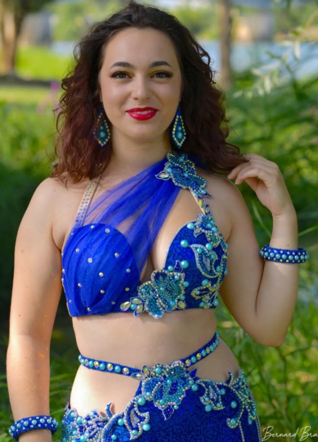 Costume bleu roi et fleurs 