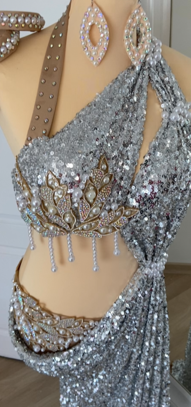 Costume sequins argent et perles nacrées, inspiration grecque 