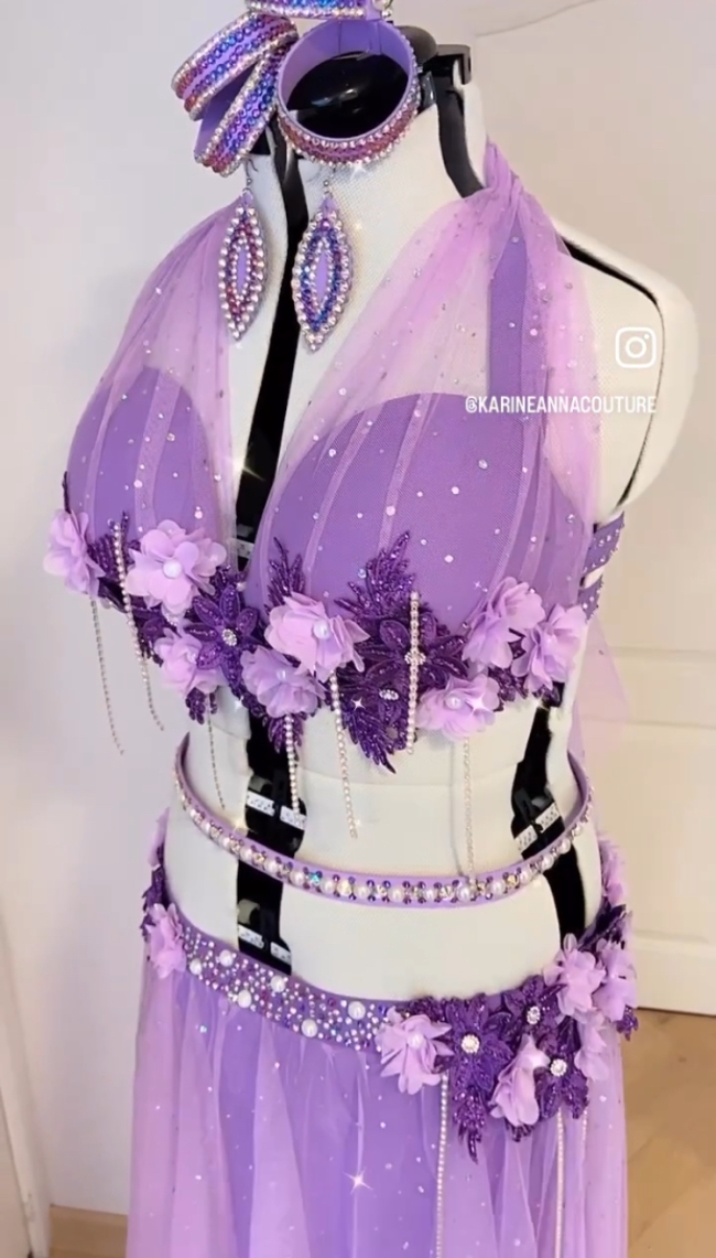 Costume voile parme et petites fleurs mauves 