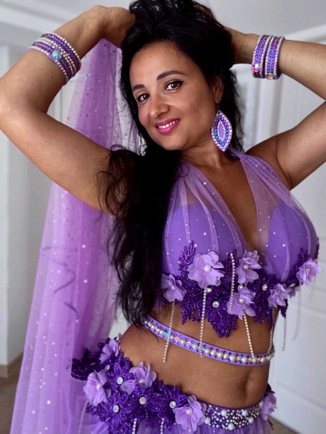 Costume voile parme et petites fleurs mauves 