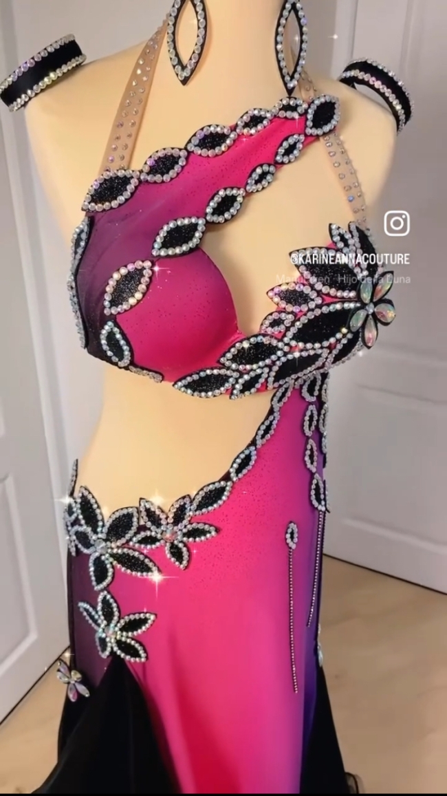 Costume fushia fleurs strass noires 