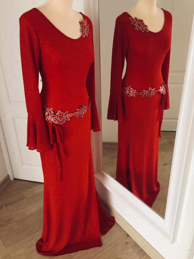 Robe rouge sobre et ceinture fleurs 