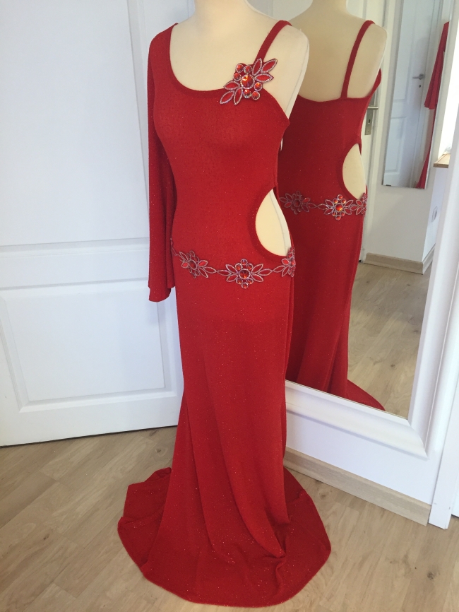 Robe rouge asymétrique ceinture fleurs 