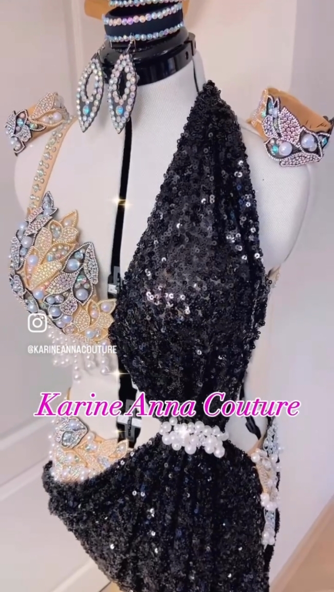 Costume noir sequins et perles nacrées inspiration grecque 