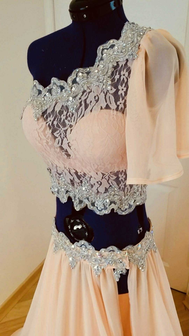 Costume rose poudré jupe mousseline et corsage asymétrique dentelle 