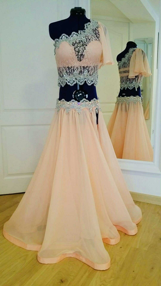 Costume rose poudré jupe mousseline et corsage asymétrique dentelle 