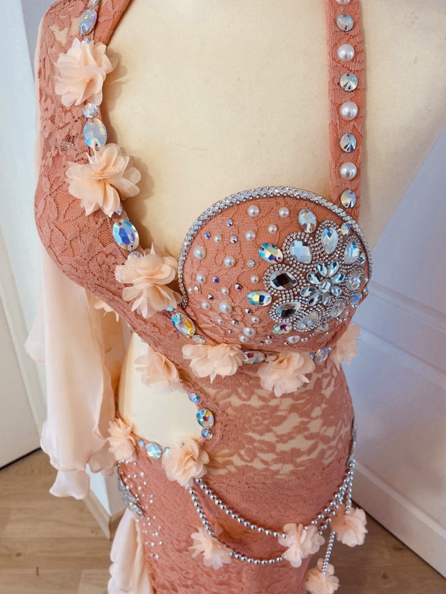 Robe asymétrique dentelle et mousseline corail